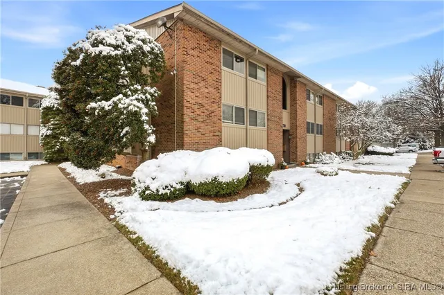 $154,900 | 5 Lakeshore Drive, Clarksville, IN 47129