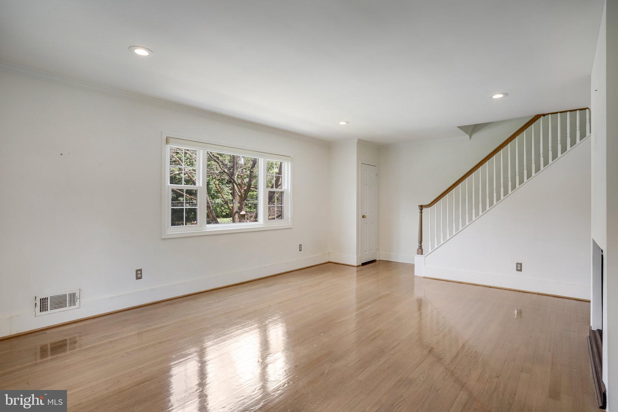 5370 Pooks Hill Road, Unit 30153 Bethesda, MD 20814 - Photo 3 of 28 Living Room
