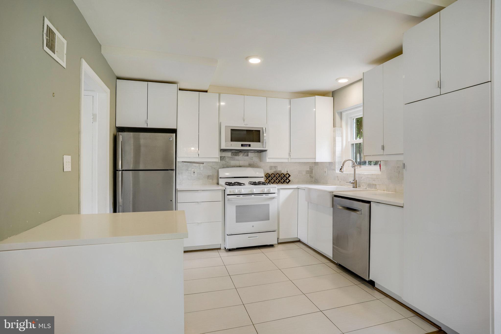 5370 Pooks Hill Road, Unit 30153 Bethesda, MD 20814 - Photo 8 of 28 Kitchen