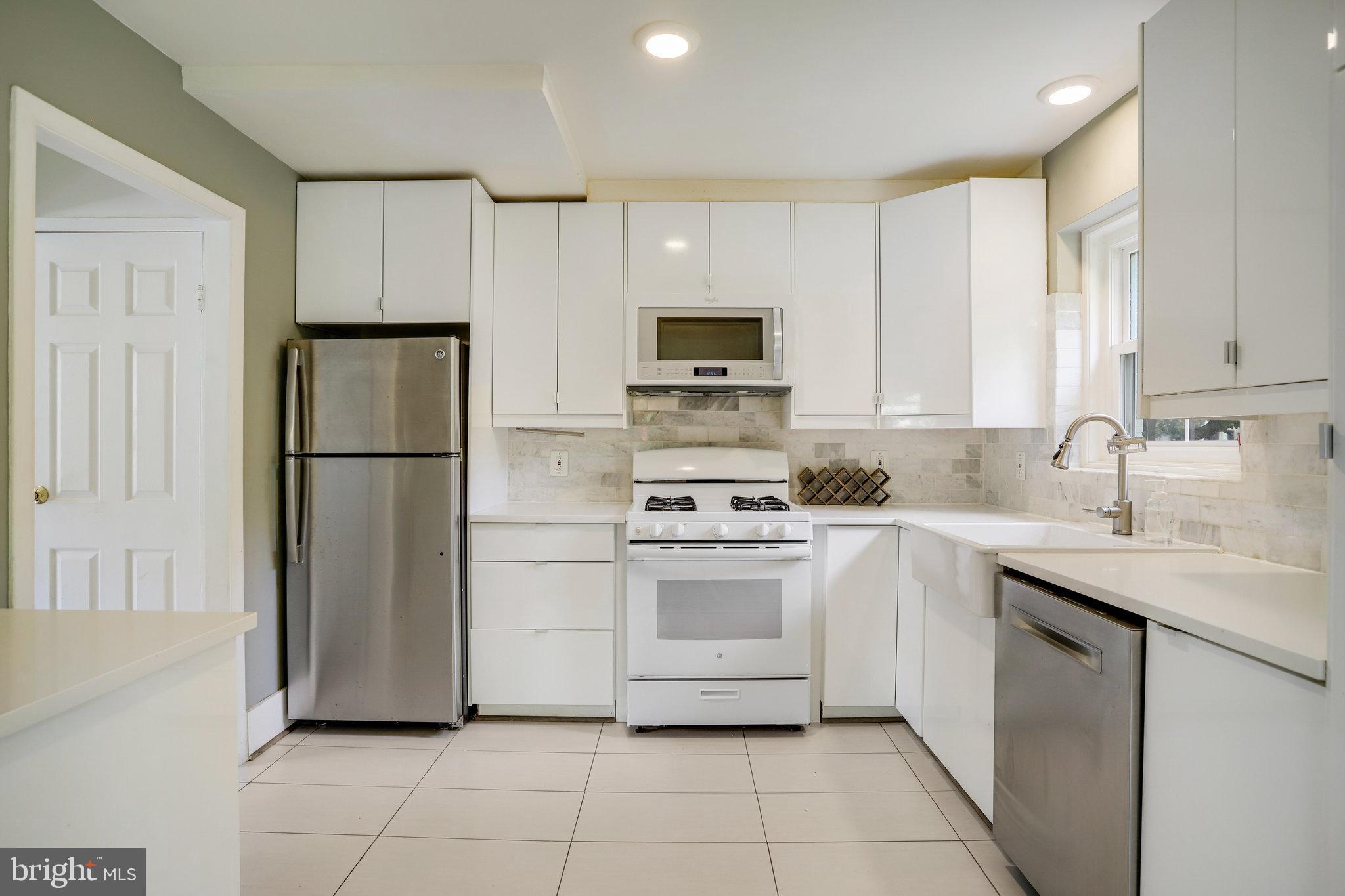 5370 Pooks Hill Road, Unit 30153 Bethesda, MD 20814 - Photo 9 of 28 Kitchen