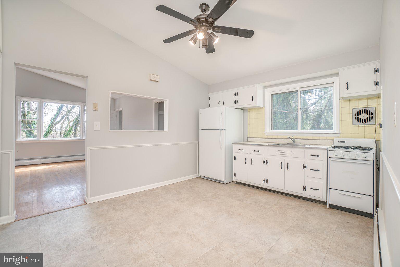 6403 Ridgeview Avenue Baltimore, MD 21206 - Photo 25 of 40 Big, bright kitchen 1 bed unit