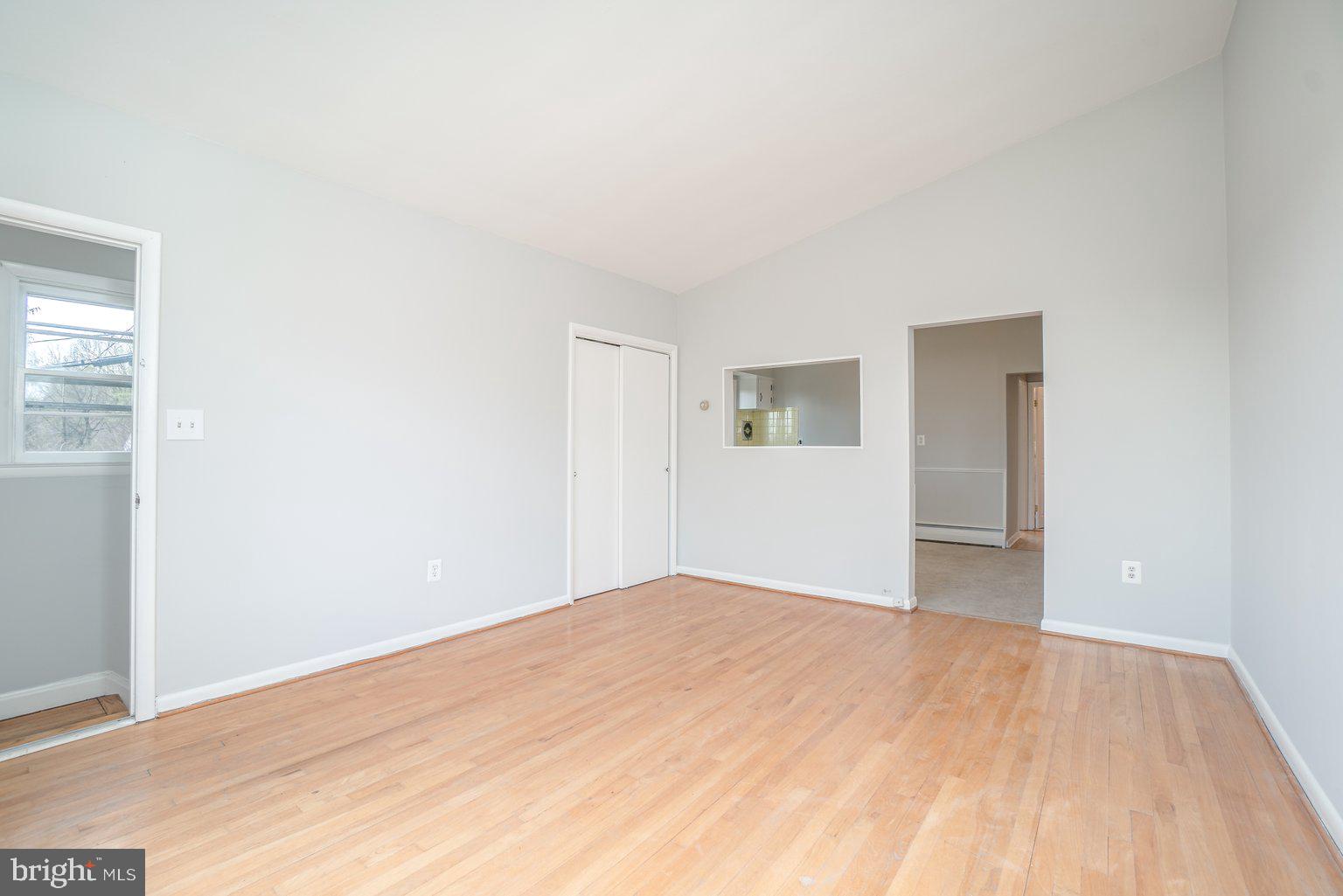 6403 Ridgeview Avenue Baltimore, MD 21206 - Photo 31 of 40 Living room 1 bed unit