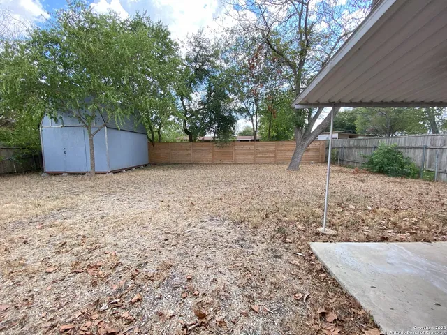 a view of a backyard