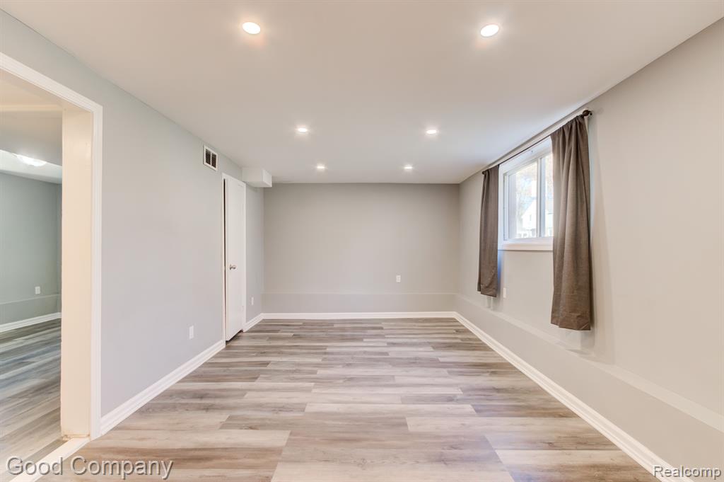 920 East Lincoln Avenue Royal Oak, MI 48067 - Photo 16 of 35