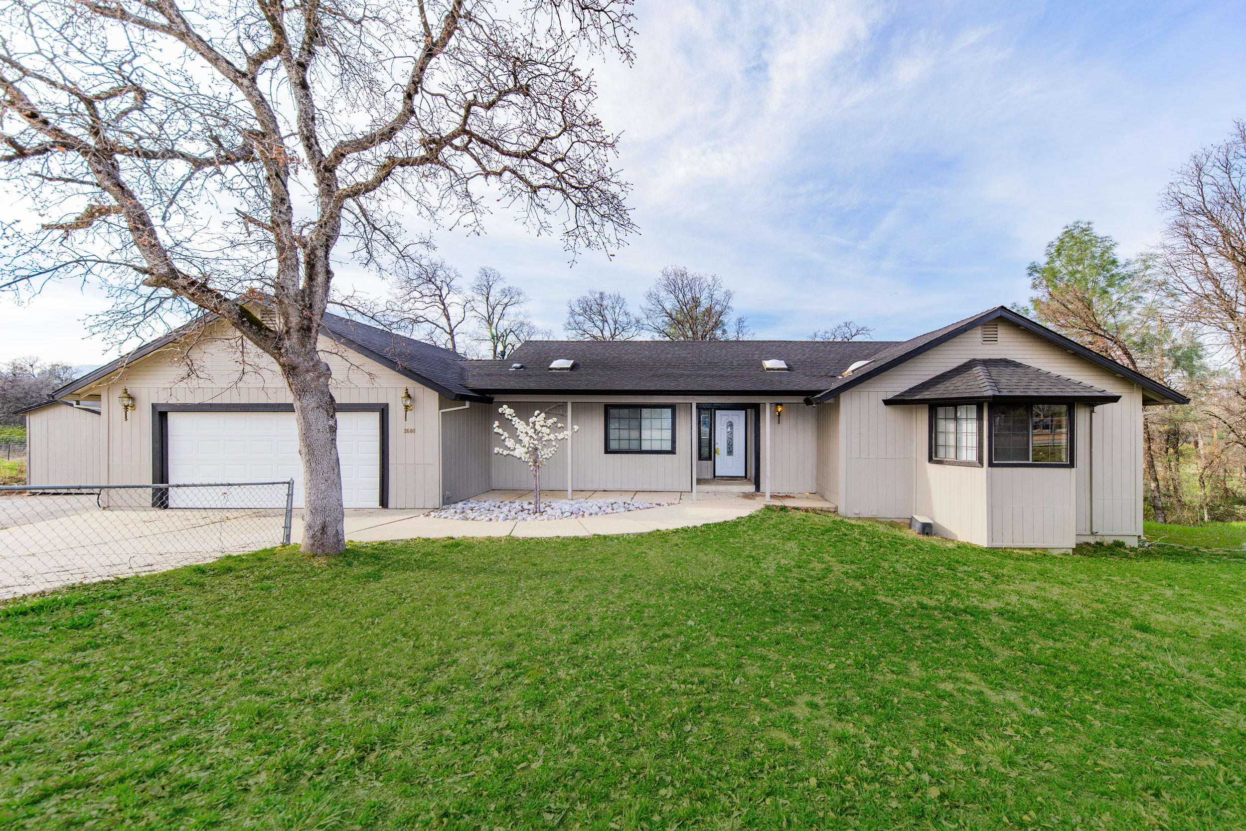 3608 Oasis Road Redding, CA 96003 - Photo 1 of 7 Oasis 1