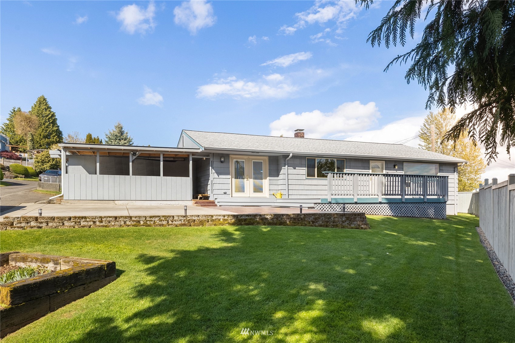 420 Southwest Sunset Boulevard Renton, WA 98057 - Photo 1 of 36 a front view of a house with a garden