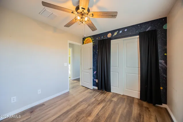 a view of empty room with a ceiling fan