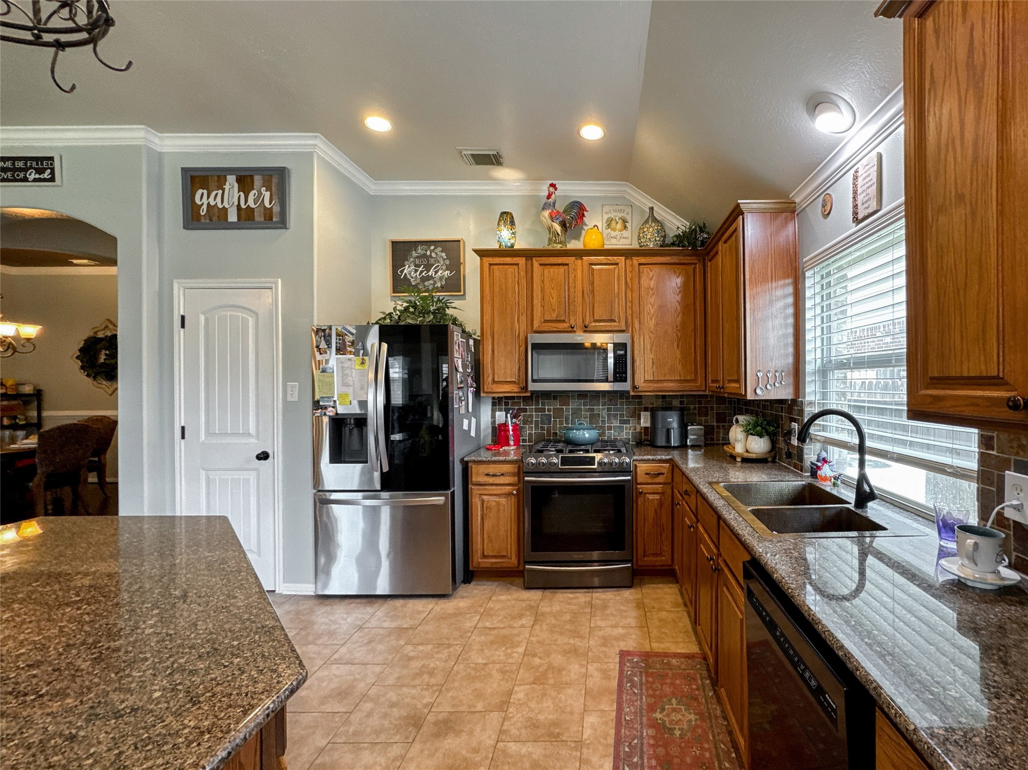14 Palmdale Lane Manvel, TX 77578 - Photo 18 of 35 How about this kitchen for family gatherings
