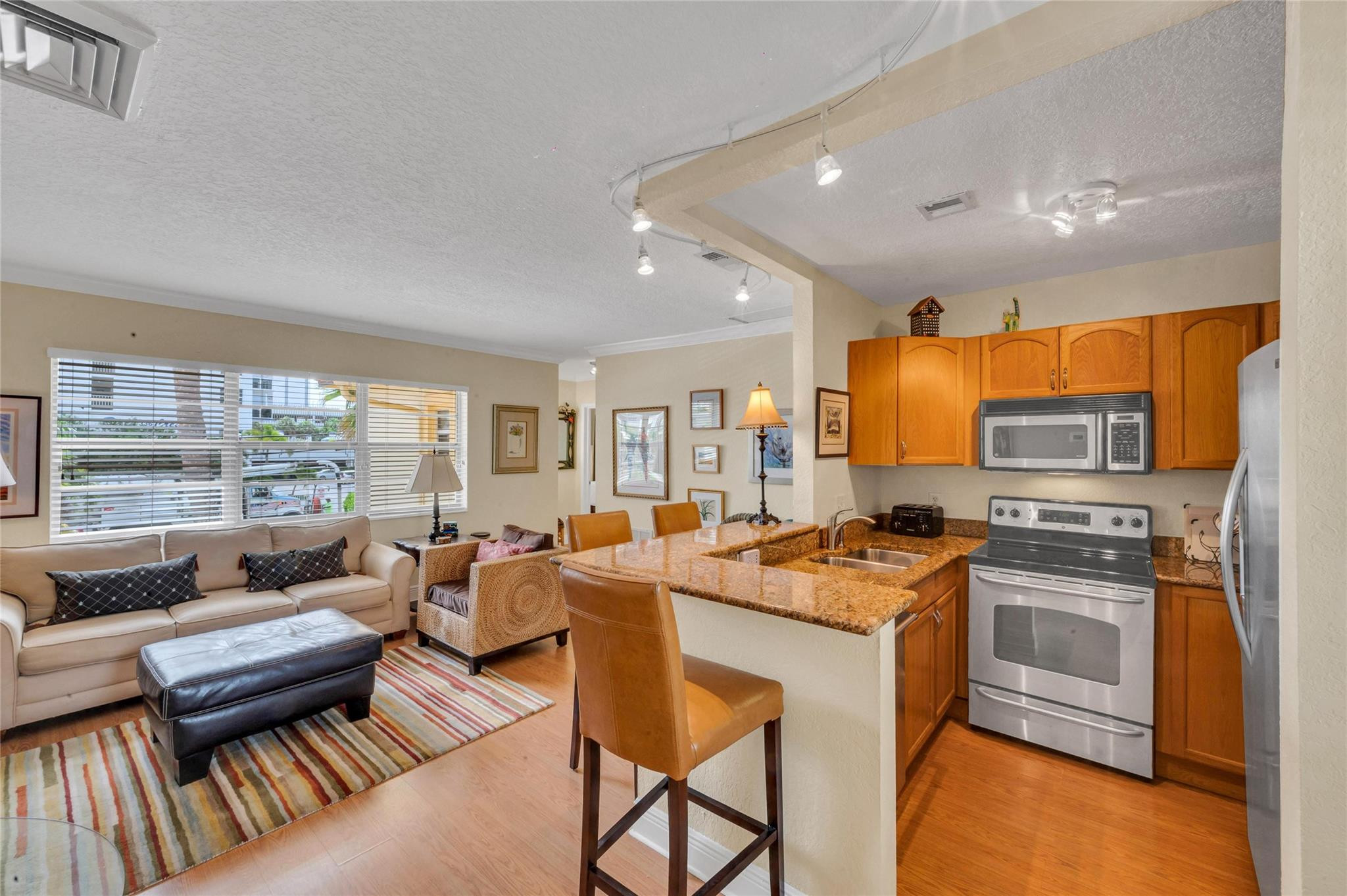 341 North Birch Road, Unit 204 Fort Lauderdale, FL 33304 - Photo 10 of 35 Photo 10