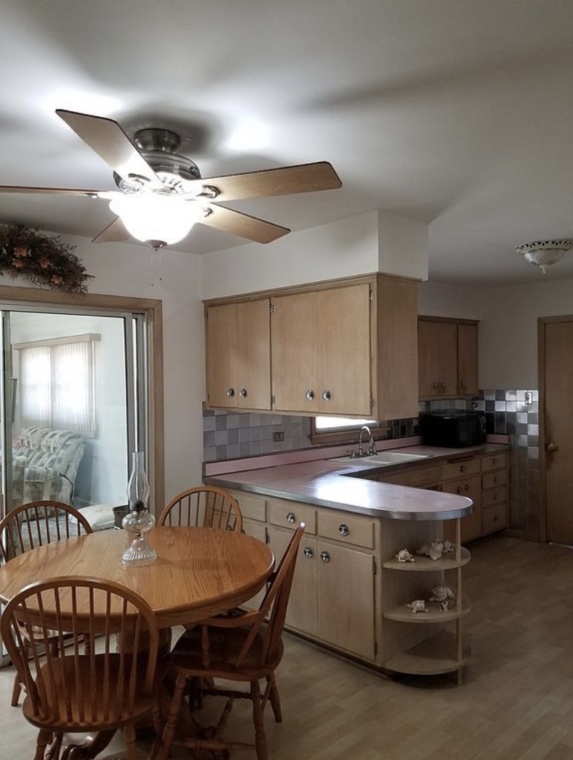 8418 Rutherford Avenue Burbank, IL 60459 - Photo 3 of 7 a dining table with chairs and table
