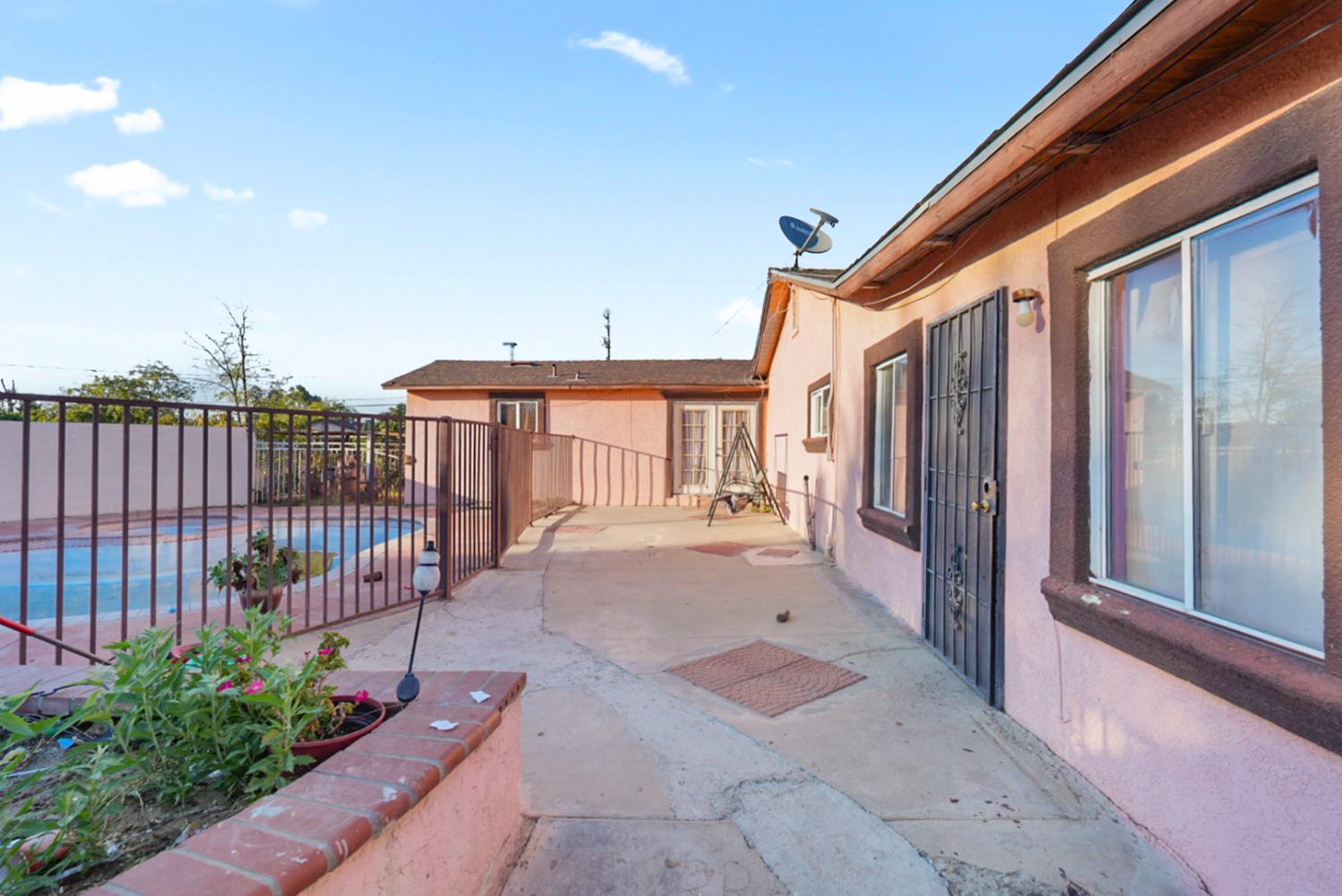 7685 Walnut Avenue Winton, CA 95388 - Photo 5 of 16 a view of a house with backyard and sitting area