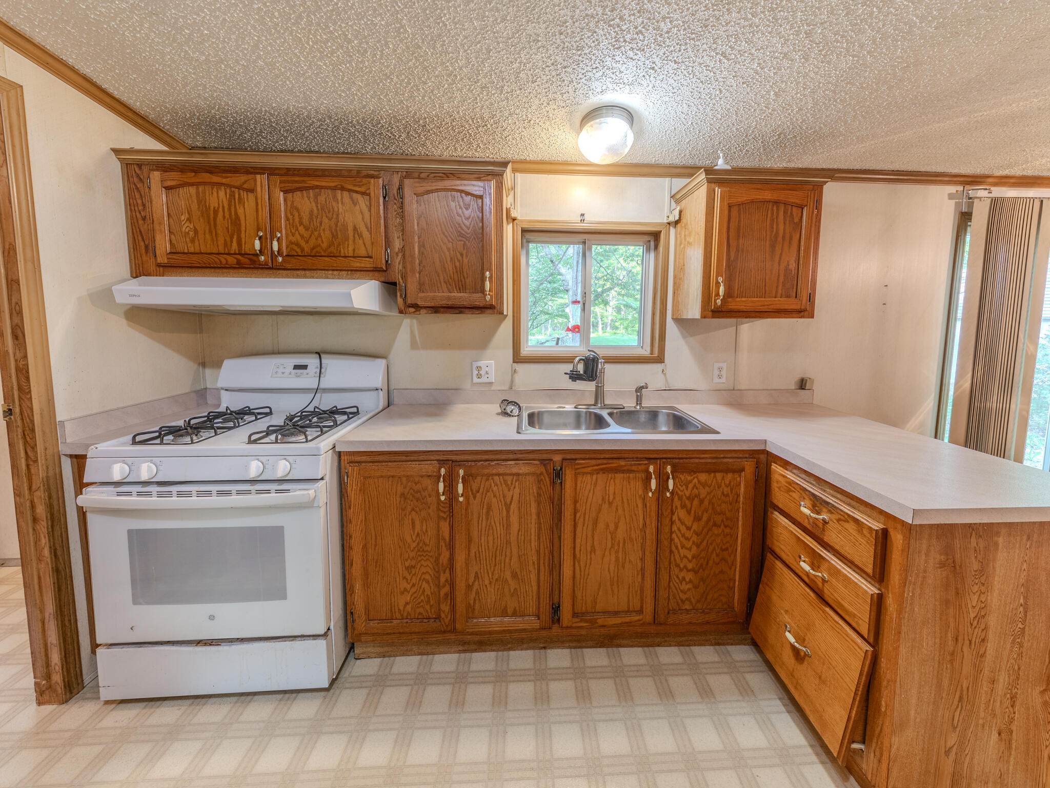 10848 Edgewood Drive Demotte, IN 46310 - Photo 7 of 17 2048x1536