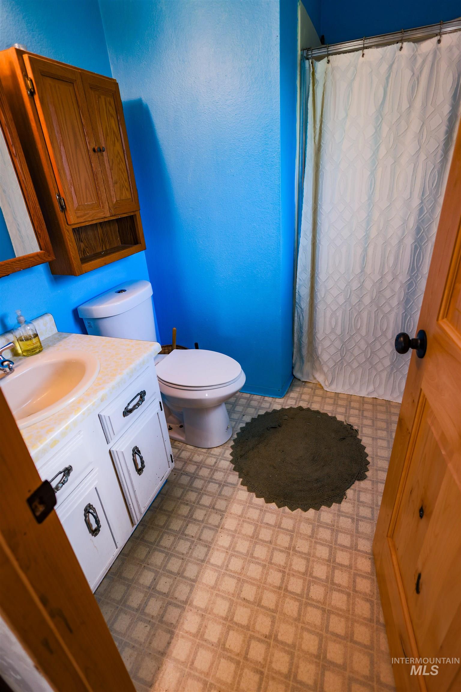 3230 Highway 64 Kamiah, ID 83536 - Photo 43 of 50 Bathroom with a shower with shower curtain, vanity, and a textured wall