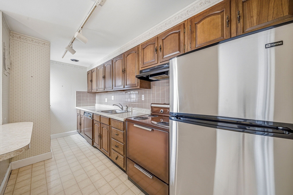 114 Evans Road, Unit 5 Boston, MA 02445 - Photo 11 of 33