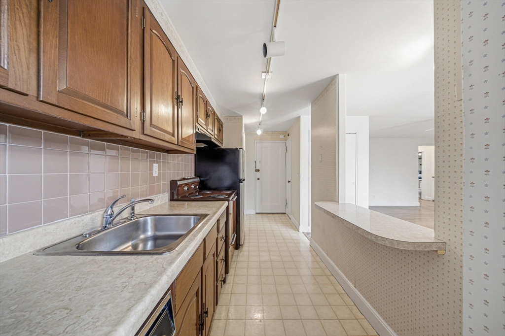 114 Evans Road, Unit 5 Boston, MA 02445 - Photo 12 of 33