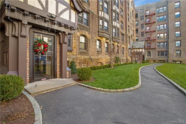 $4,125 | 250 Martine Avenue, Unit 3F, White Plains, NY 10601