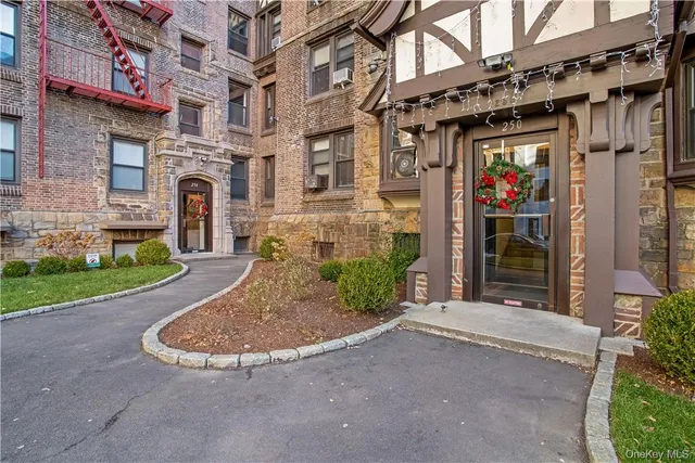$4,125 | 250 Martine Avenue, Unit 3F, White Plains, NY 10601