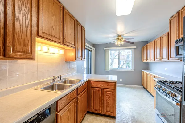 $290,000 | 1107 Woodbury Lane, Unit A2, Wheeling, IL 60090