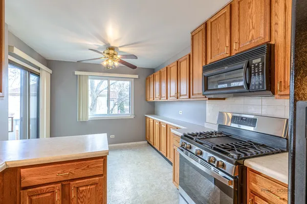 $290,000 | 1107 Woodbury Lane, Unit A2, Wheeling, IL 60090