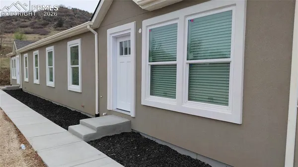 a view of a house with backyard and deck