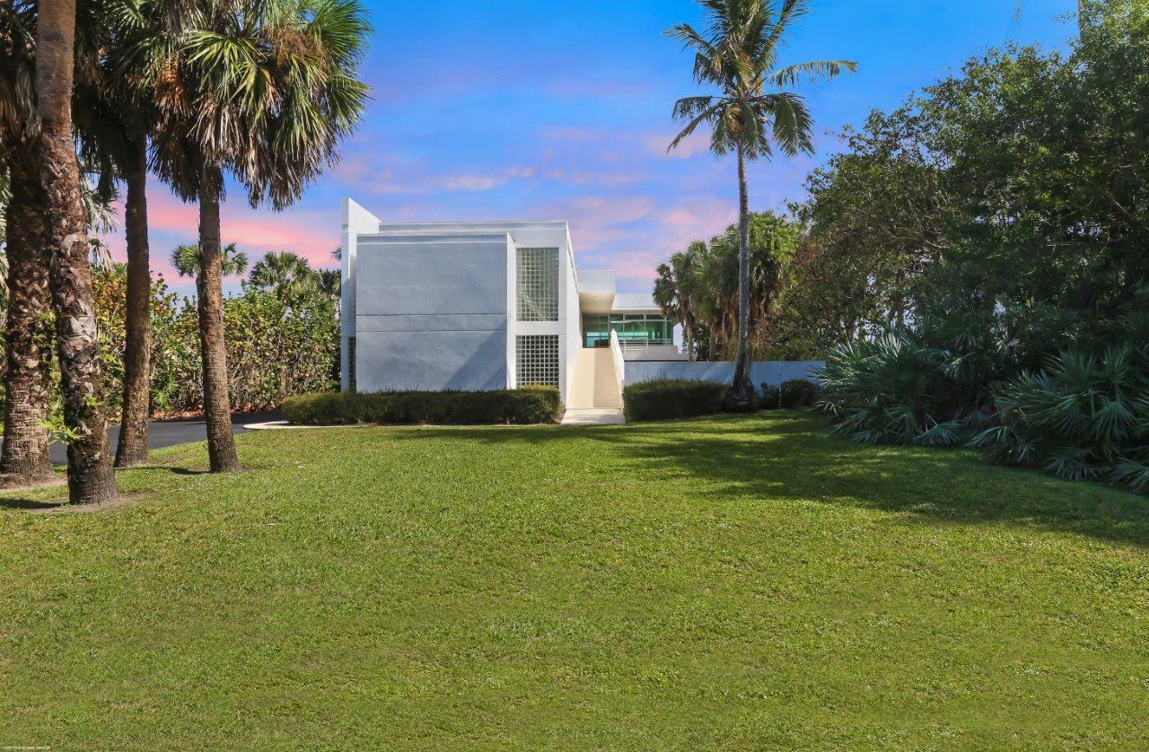35 North Beach Road Hobe Sound, FL 33455 - Photo 12 of 44 a backyard of a house with lots of green space