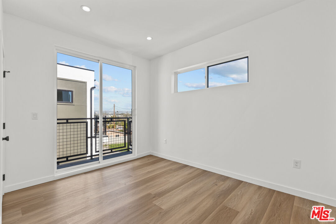 2923 South Burnside Avenue Los Angeles, CA 90016 - Photo 13 of 26 a view of empty room with wooden floor