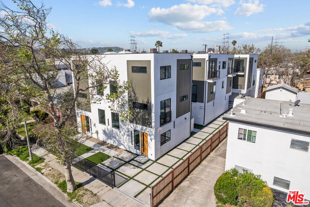 2923 South Burnside Avenue Los Angeles, CA 90016 - Photo 17 of 26 a picture of city view