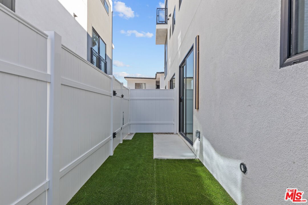 2923 South Burnside Avenue Los Angeles, CA 90016 - Photo 20 of 26