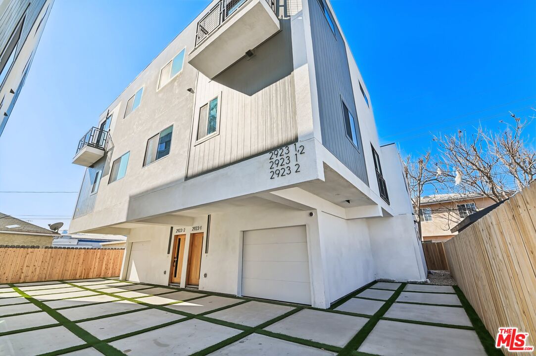 2923 South Burnside Avenue Los Angeles, CA 90016 - Photo 2 of 26