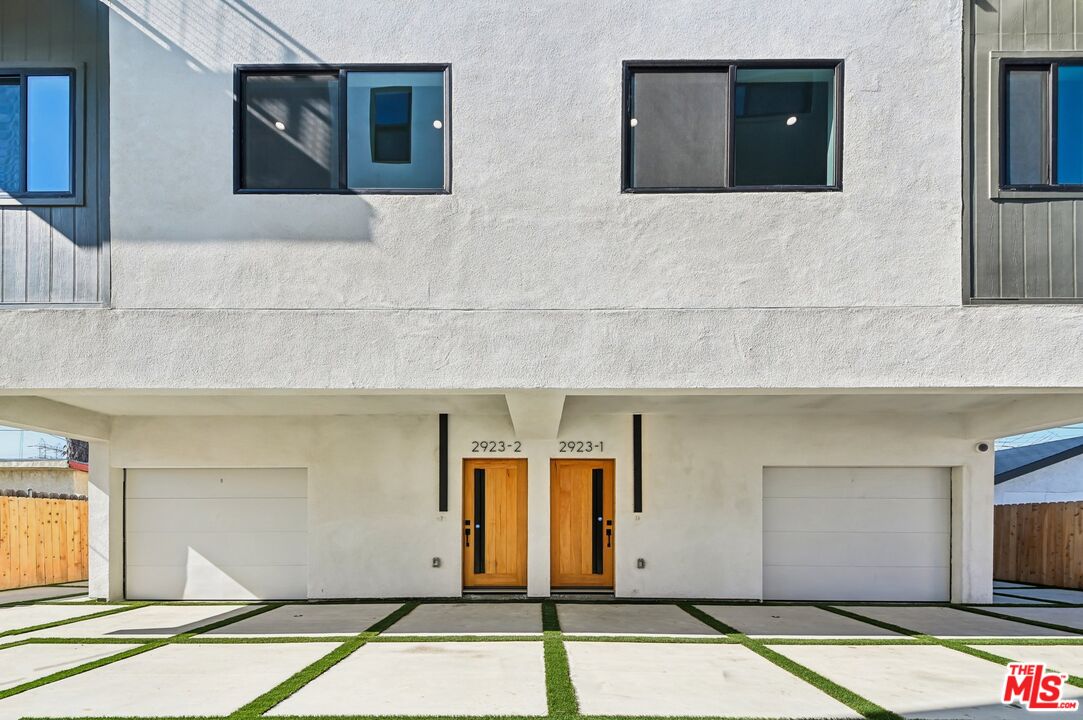 2923 South Burnside Avenue Los Angeles, CA 90016 - Photo 22 of 26 a bathroom with a sink and mirror