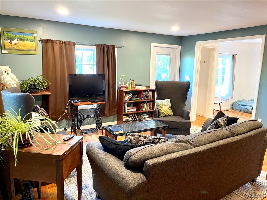 3082 Warners Road Camillus, NY 13164 - Photo 26 of 41 Living Room