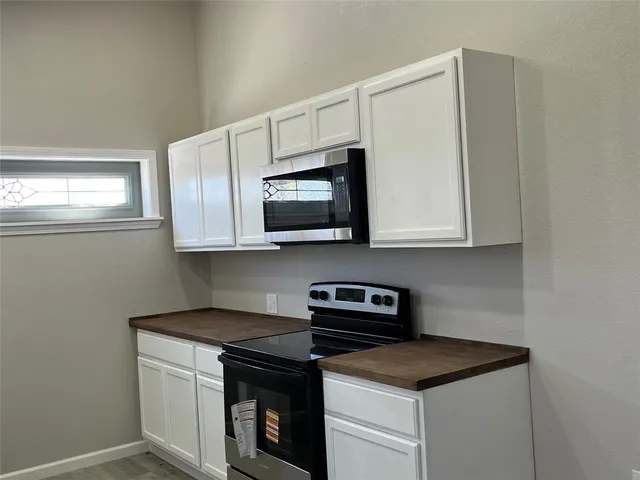 a view closed with kitchen island