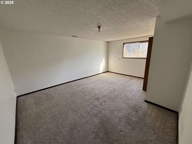 6571 Oakridge Drive, Gladstone, OR 97027