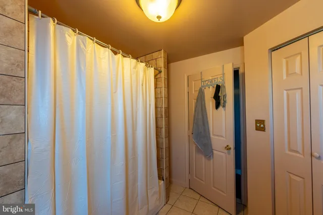 a room with lots of furniture and lots of furniture