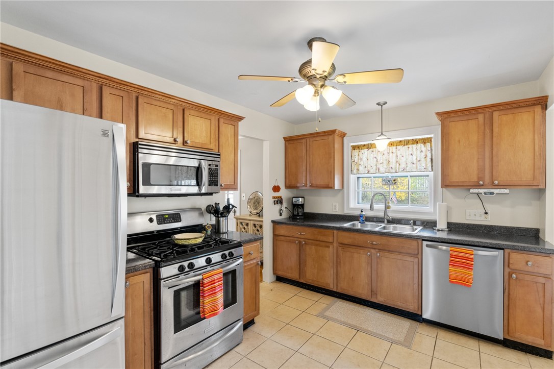 31 Hemalin Road Cranston, RI 02910 - Photo 15 of 45