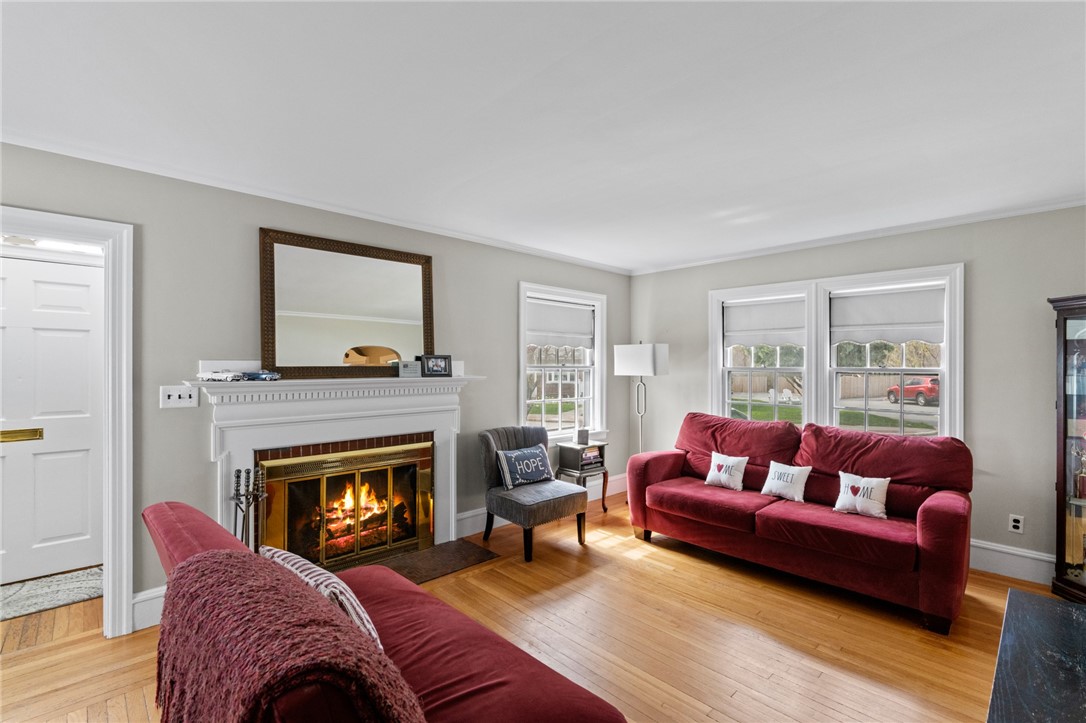 31 Hemalin Road Cranston, RI 02910 - Photo 4 of 45