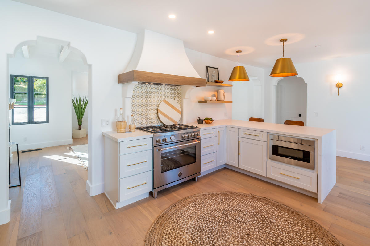 2932 Hermosa Road Santa Barbara, CA 93105 - Photo 5 of 32 Kitchen Range & Hood
