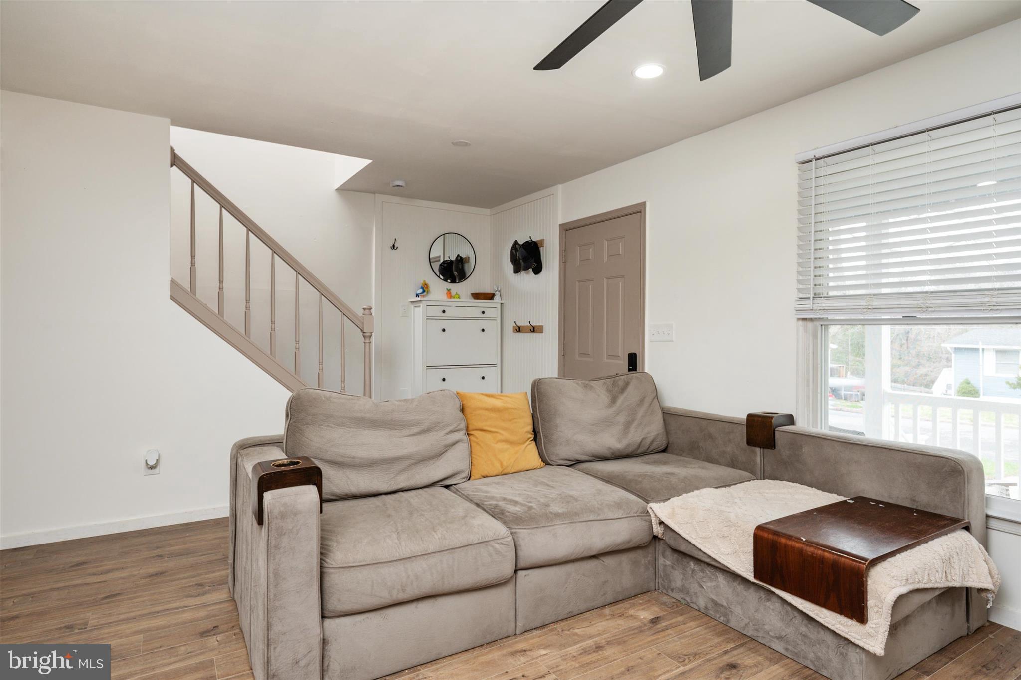 7850 East Shore Road Pasadena, MD 21122 - Photo 5 of 34 Living Room