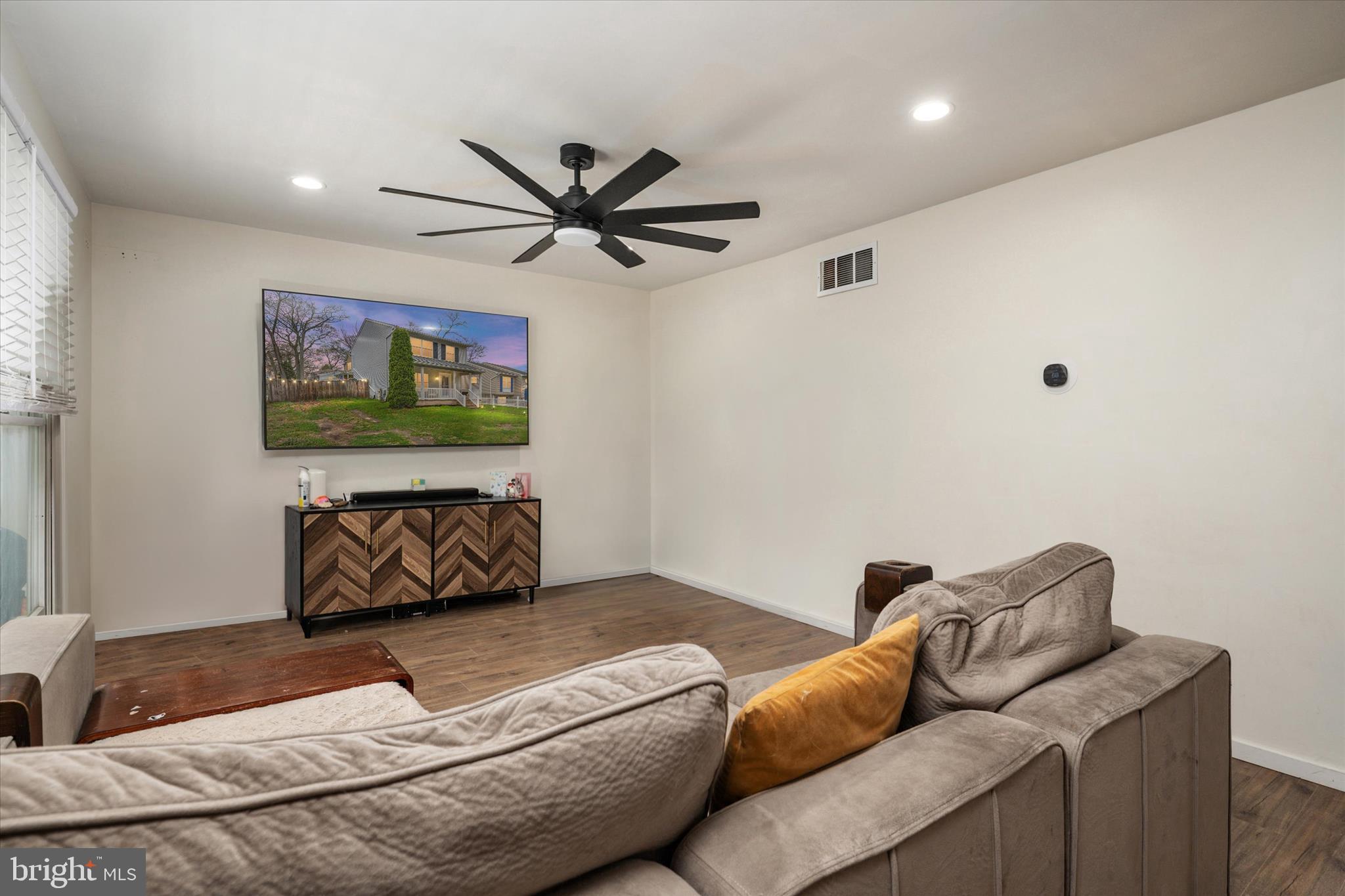 7850 East Shore Road Pasadena, MD 21122 - Photo 6 of 34 Living Room