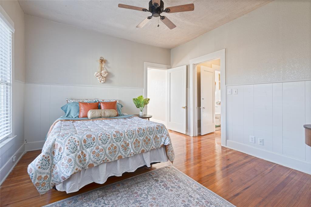 449 Clinton Street Abilene, TX 79603 - Photo 23 of 34 a bedroom with a bed and a window