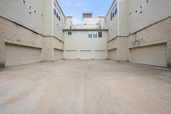 $595,000 | 1207 Beaconsfield Lane, Unit 405, Arlington, TX 76011