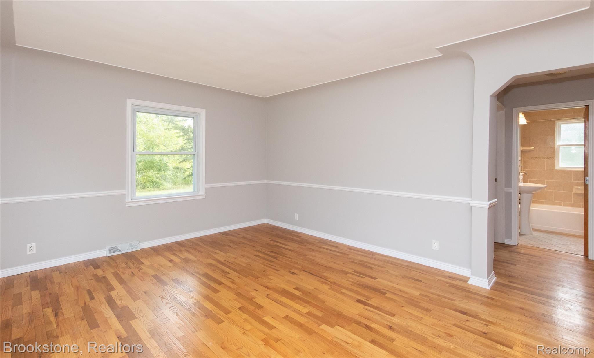 160 Collier Road Auburn Hills, MI 48326 - Photo 10 of 29 Real Hardwood Flooring