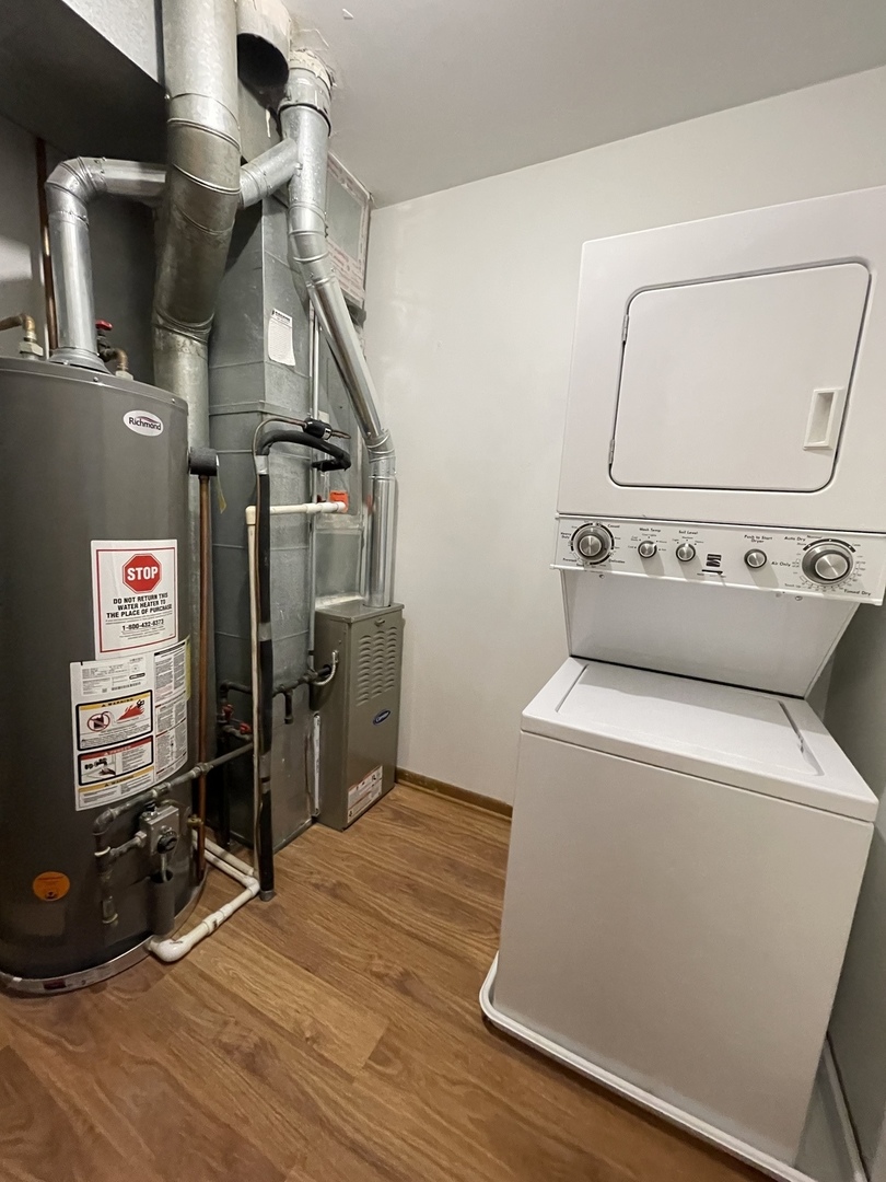 20 Gant Circle, Unit E Streamwood, IL 60107 - Photo 4 of 21 a utility room with dryer and washer