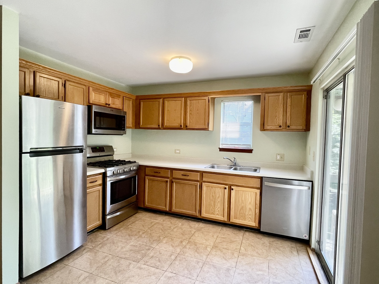 20 Gant Circle, Unit E Streamwood, IL 60107 - Photo 5 of 21 a kitchen with stainless steel appliances granite countertop a refrigerator stove microwave and sink