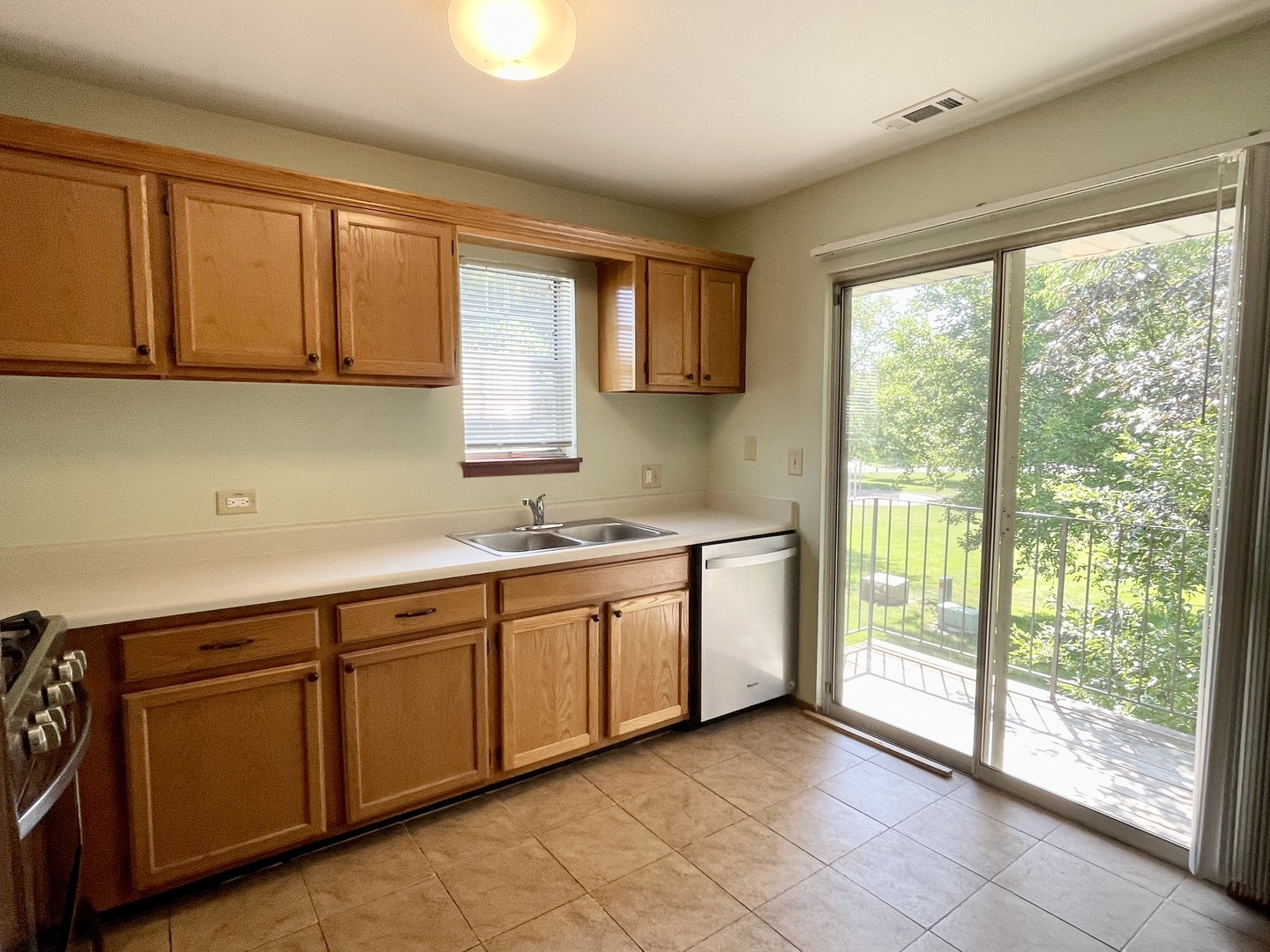 20 Gant Circle, Unit E Streamwood, IL 60107 - Photo 6 of 21 a large kitchen with a large window