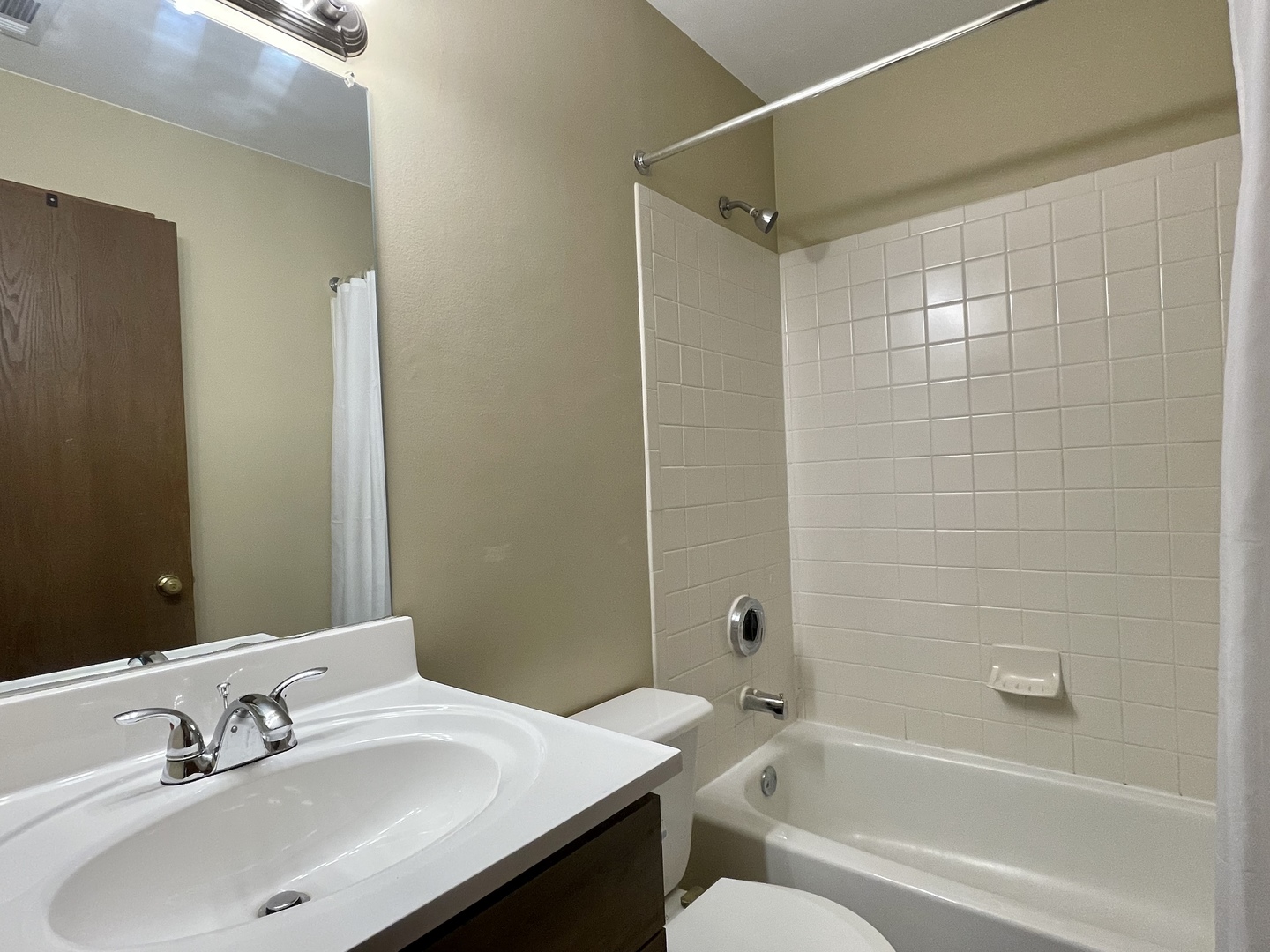 20 Gant Circle, Unit E Streamwood, IL 60107 - Photo 9 of 21 a bathroom with a sink mirror toilet and bathtub