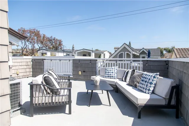 $8,500 | 424 1/2 Marguerite Avenue, Corona del Mar, CA 92625