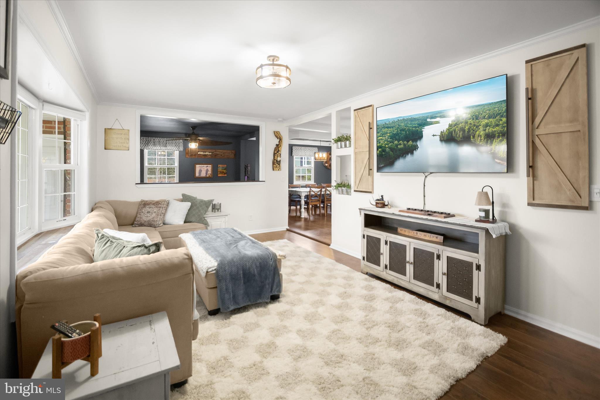 7905 East Riverside Drive Pasadena, MD 21122 - Photo 5 of 42 Living Room