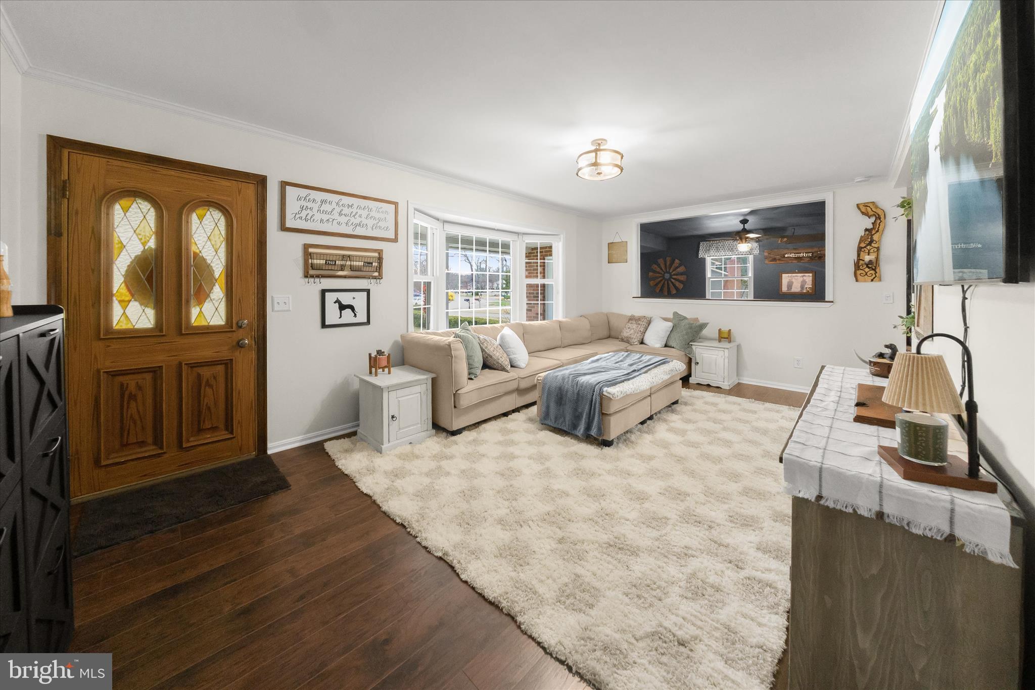 7905 East Riverside Drive Pasadena, MD 21122 - Photo 6 of 42 Living Room