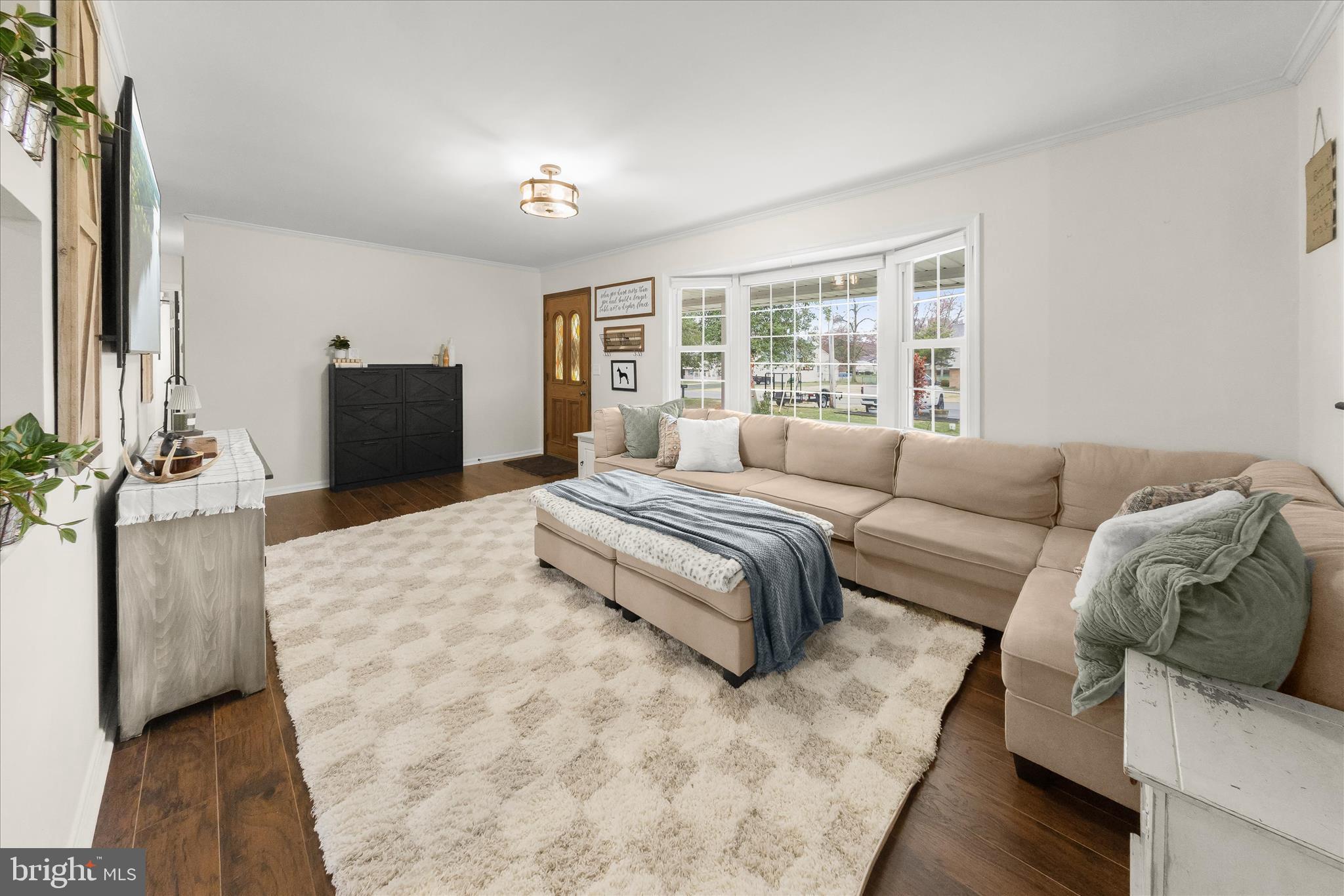 7905 East Riverside Drive Pasadena, MD 21122 - Photo 7 of 42 Living Room